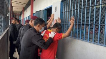 Dukung Program Akselerasi Menteri Imigrasi dan Pemasyarakatan, Kalapas Narkotika Samarinda Gandeng APH Geledah Serta Tes Urin WBP dan Petugas