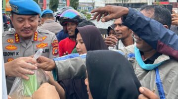 Aksi Sosial Kabid Propam Polda Aceh Saat Bulan Suci Ramadhan, Masyarakat Sambut Haru