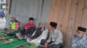 Komsos Dengan Warga, Babinsa Posramil dabun gelang juga Rutin Pantau Wilayah Binaan